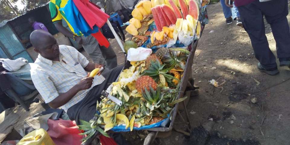 果物の皮をむくケニア人