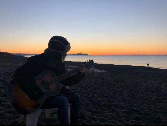 海辺でギターを弾く人