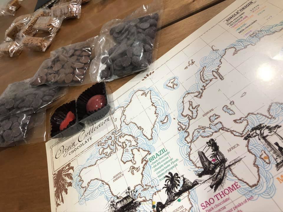 世界地図とチョコレート