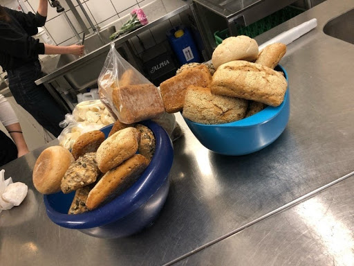 余ったたくさんのパン