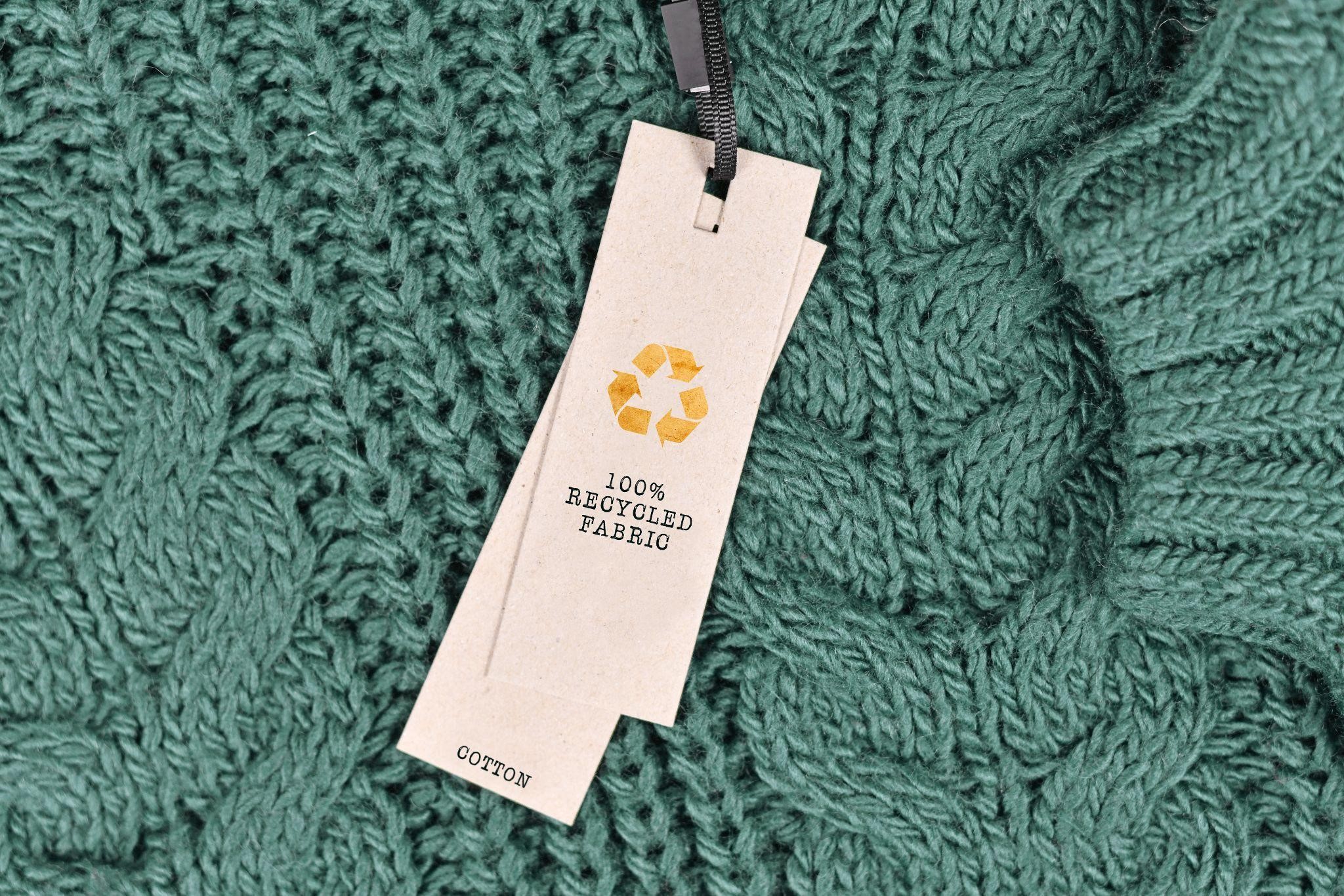 リサイクルマークがついたセーター